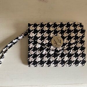 VERA BRADLEY Quilted
HOUNDSTOOTH WRISTLET WALLET TURN LATCH BLACK
& WHITE